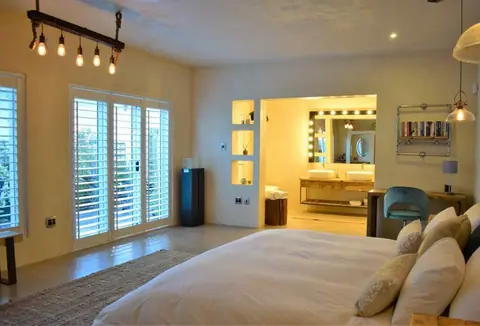Suite with a king bed and open en-suite