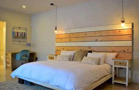 King bed with a slatted wooden headboard